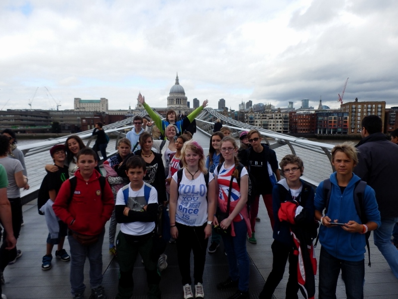 Na visutý ocelové mostě Millennium Bridge přes řeku Temži. V pozadí katedrála svatého Pavla. 
