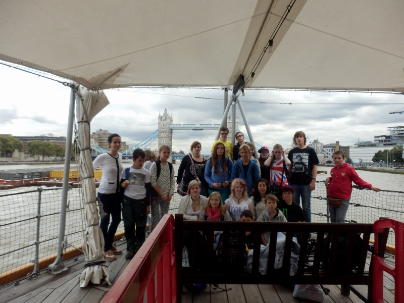 Prohlídka výstavní bitevní lodi HMS Belfast. V pozadí Tower Bridge.
