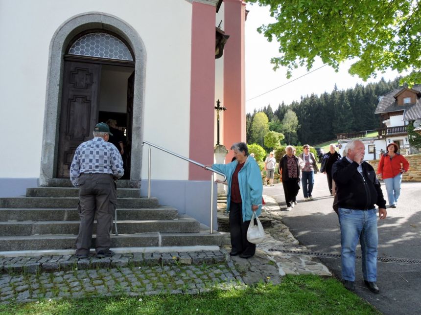 Nakoukli jsme do kostelíku Bolestné Panny Marie v Hamry
