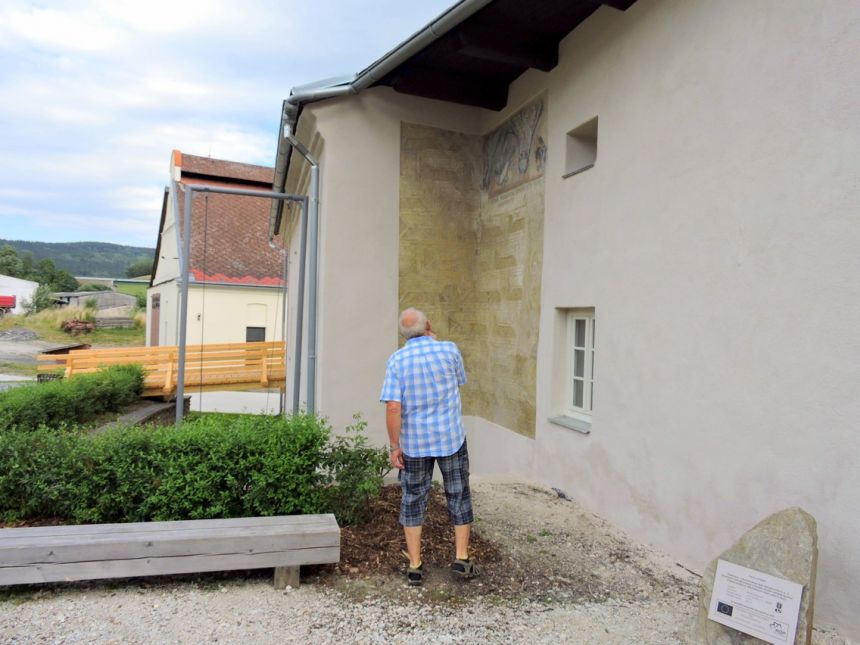 Také z venku na fasádě jsou odkryty vzácné malby
