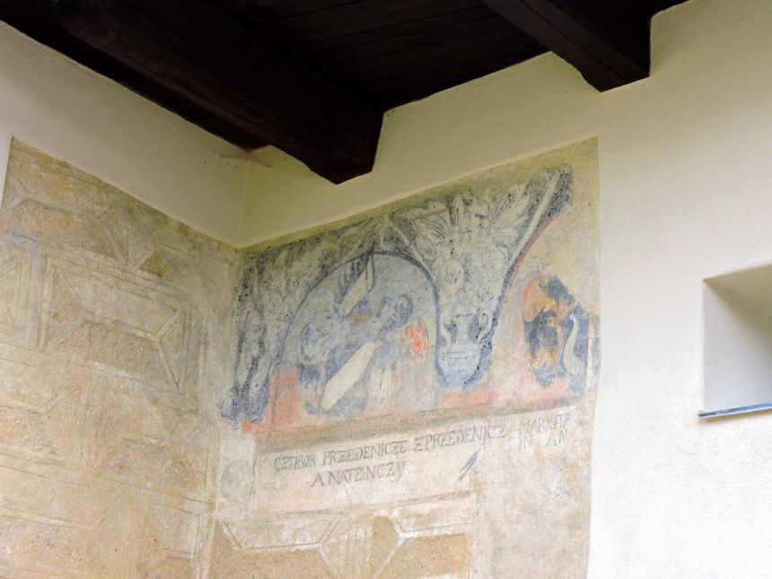 Vzácné staré malby, odkryté na fasádě

