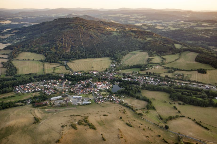 Hrádek, v pozadí Svatobor
