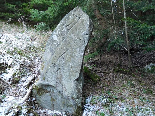 Tento kámen nalezl Ladislav Kur. Domníváme se, že už značkám začínáme rozumět. Vypadá to na mapu obchodní stezky.
